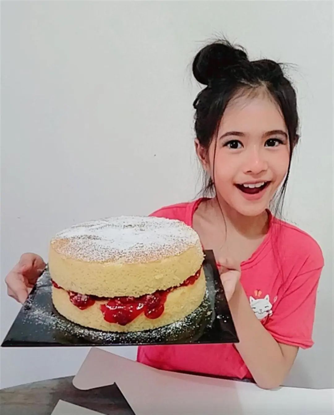 她小小年纪已经家喻户晓,instagram(一款社交应用平台)上已有10万多名