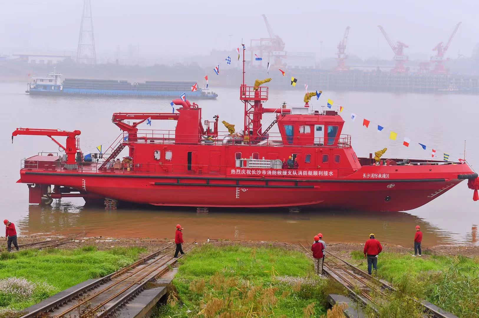 湖南最大综合型消防救援艇下水