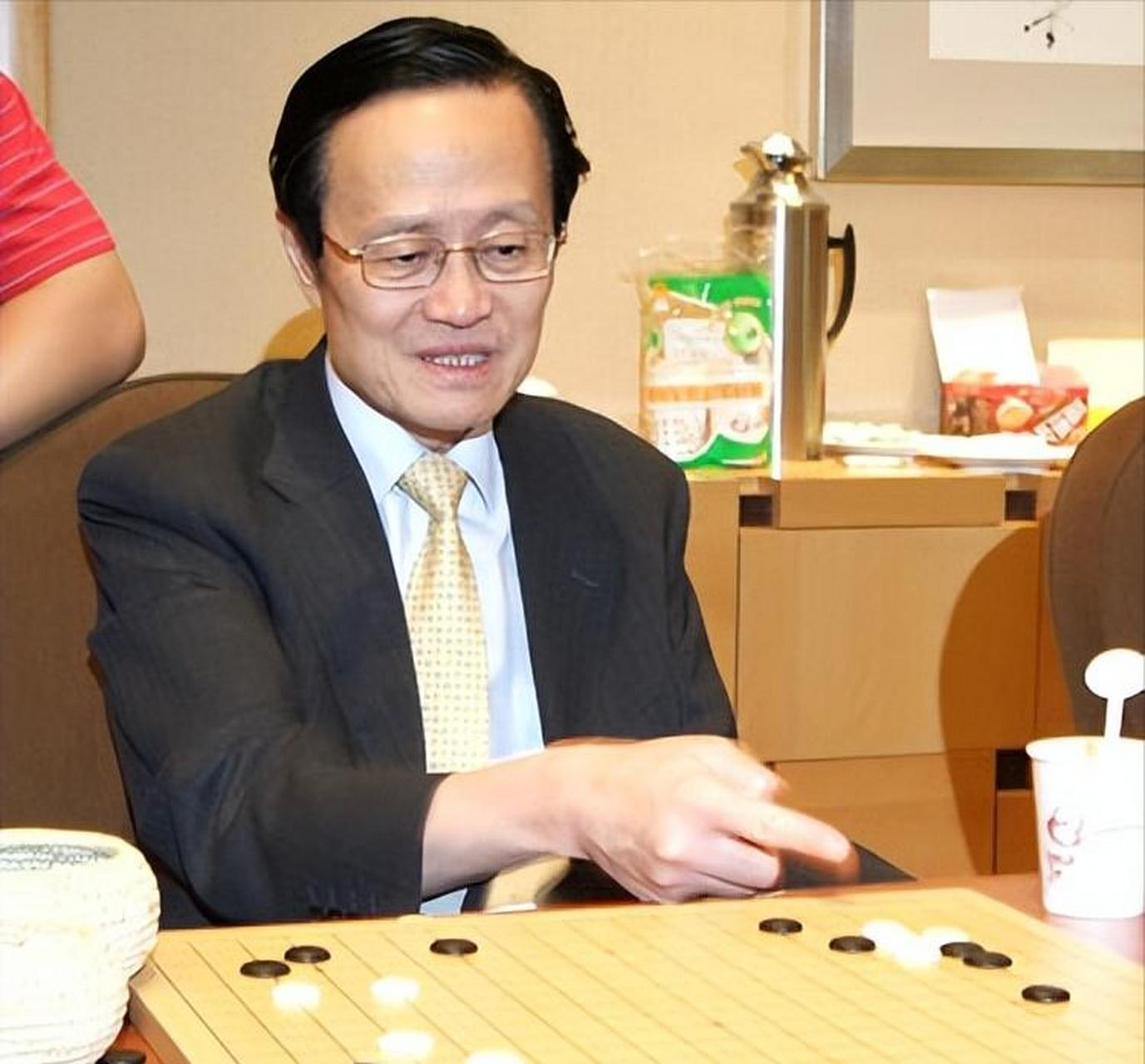 "我配不上先生"小保姆低着头,不敢看陈祖德.