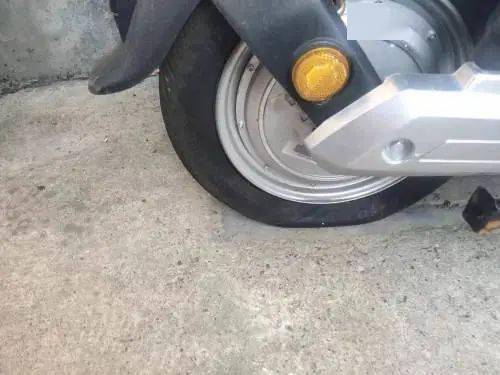 新买电动车前轮没气检查轮胎完好是怎么回事?