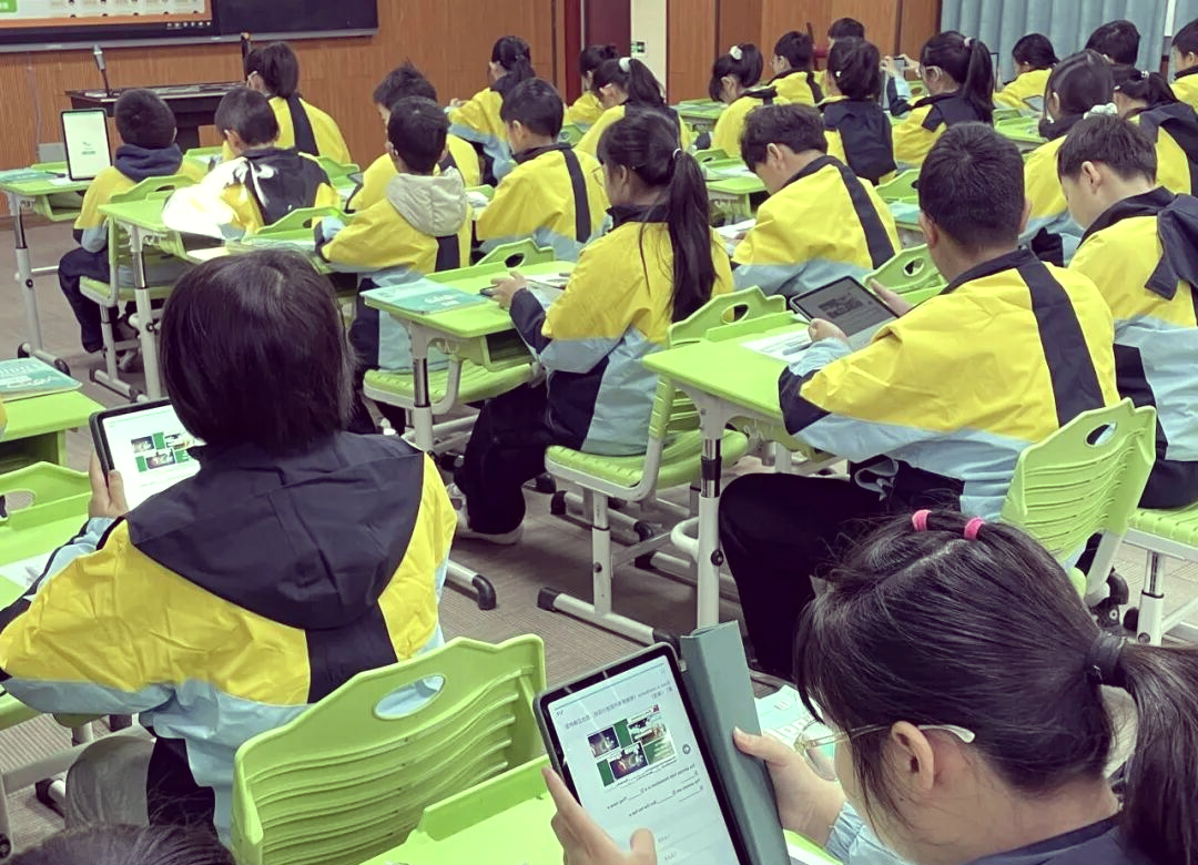 思言小学英语教研活动:分层教学与教学述评的深入探讨