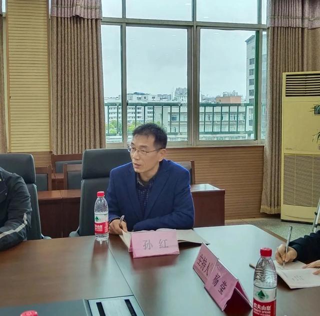 南充九中举行跟岗教师教学汇报及评课教研活动