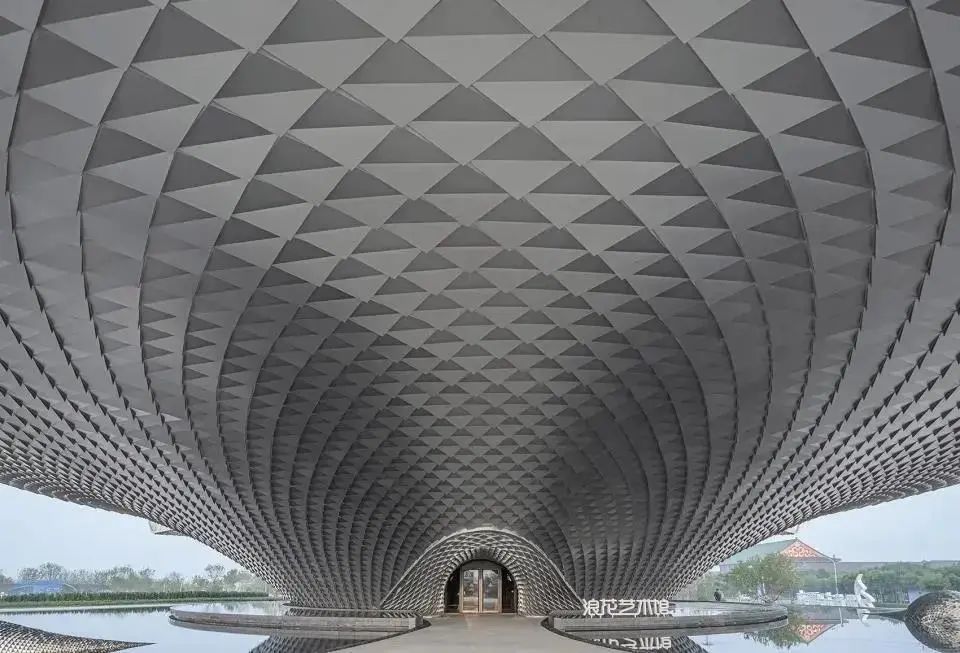 自然光也可以令建筑发光?来看那些被建筑物包围的光线设计!