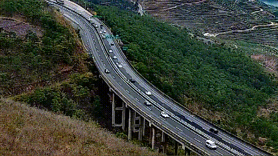 德勐线前段,沪瑞线前段,老保腾线后段属于临水临崖路段,加之坡陡弯急