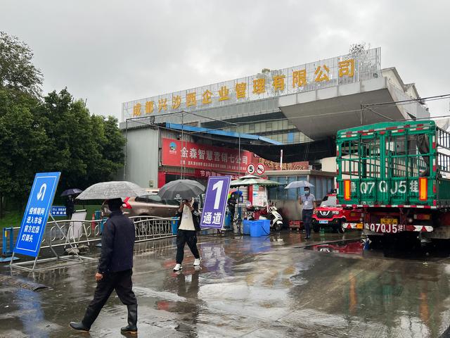 辜学斌深入社区和市场调研督导疫情防控工作