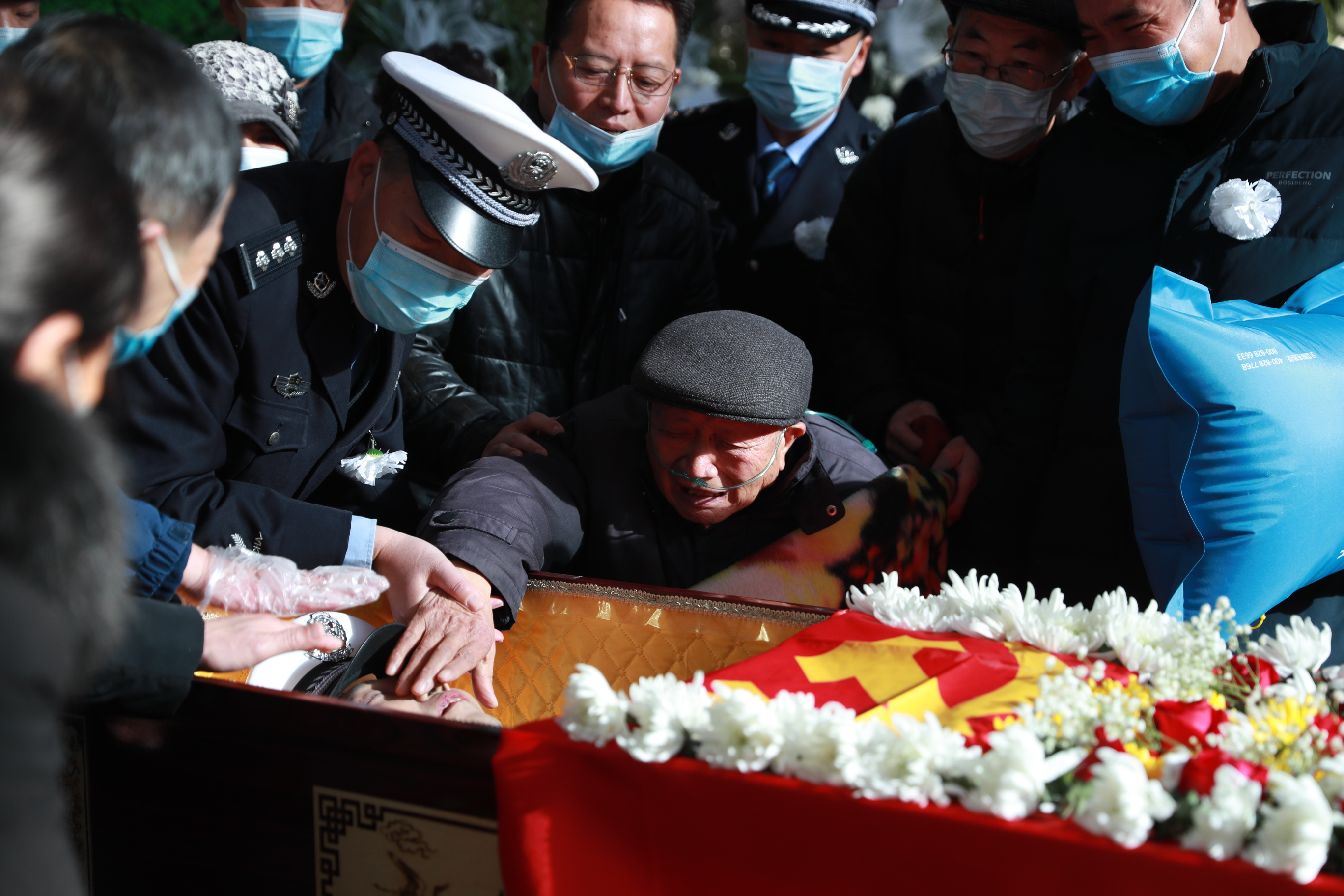 "把生的机会留给战友",44岁交警遭逃窜轿车撞击殉职