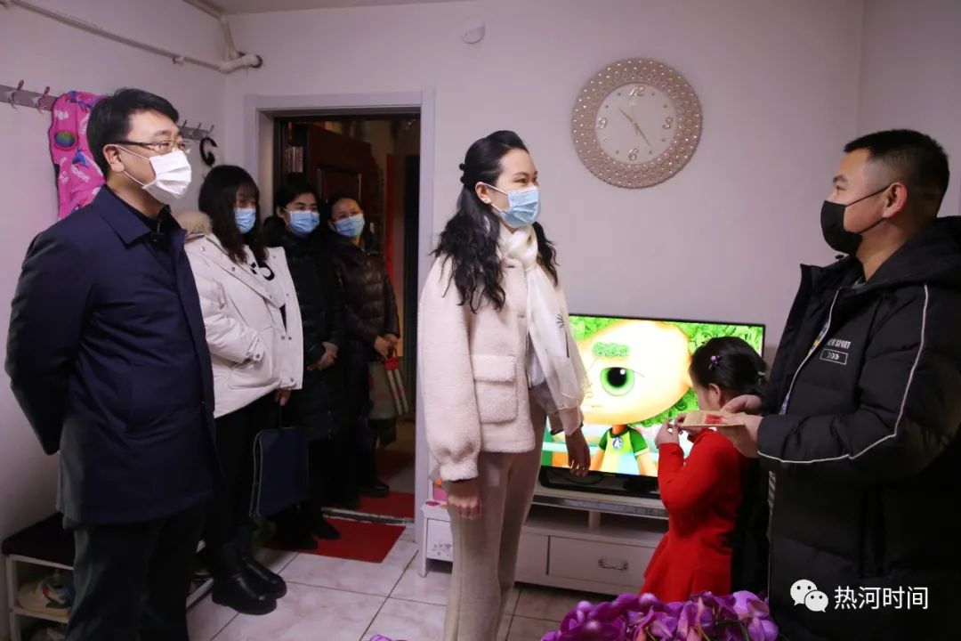 双桥区政府副区长赵瑛楠慰问援石医疗队队员家属