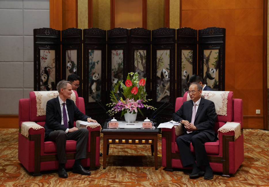 黄强会见奥地利驻华大使利肯
