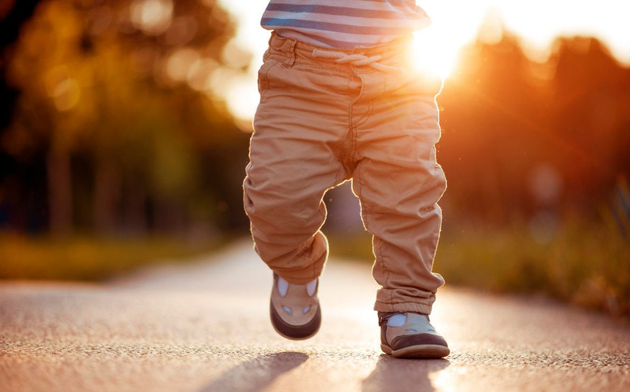 宝宝几个月站立正常?过早让孩子站立,可能有这些影响