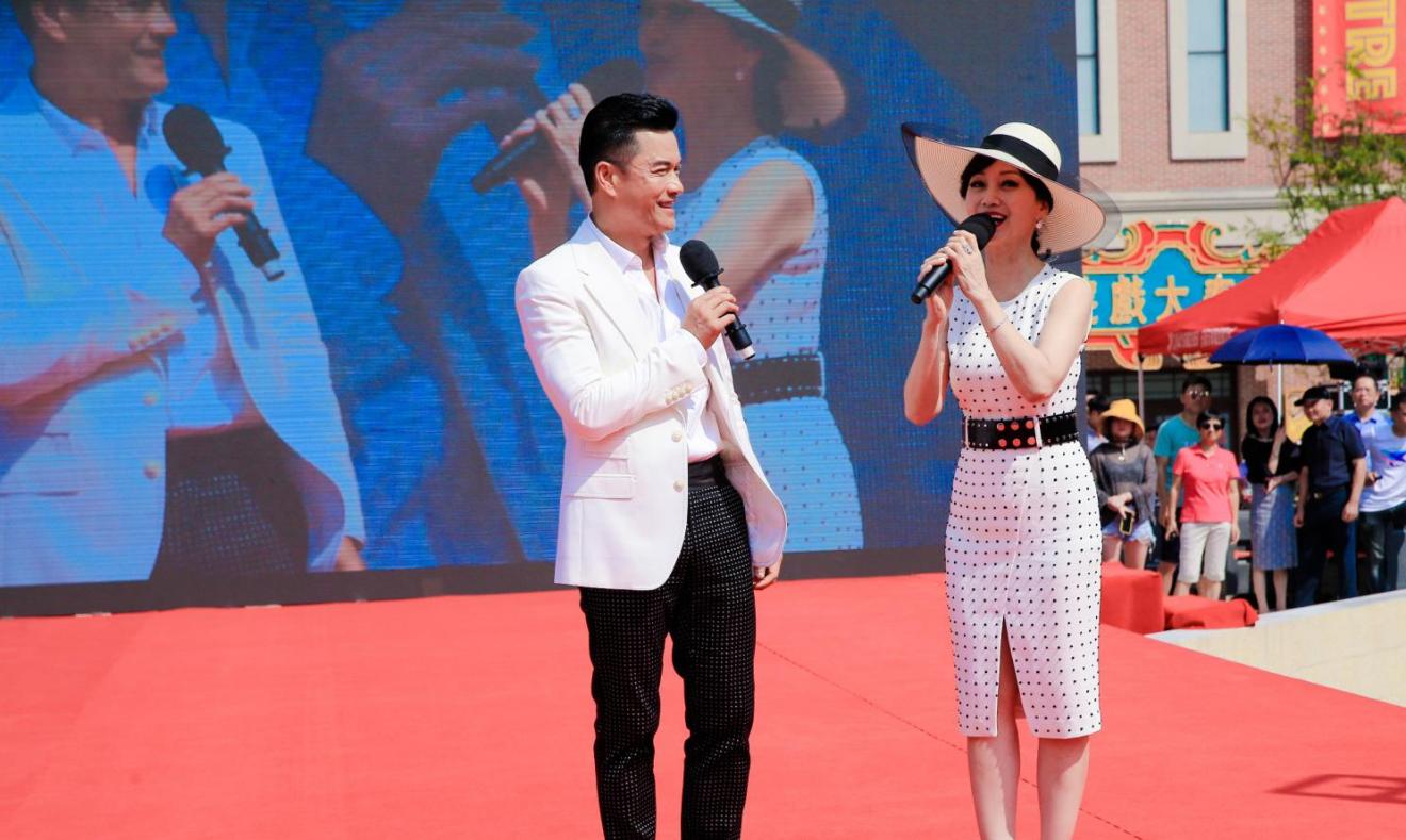 赵雅芝吕良伟罕见牵手同框,冯程程丁力多年后再相逢,依旧年轻