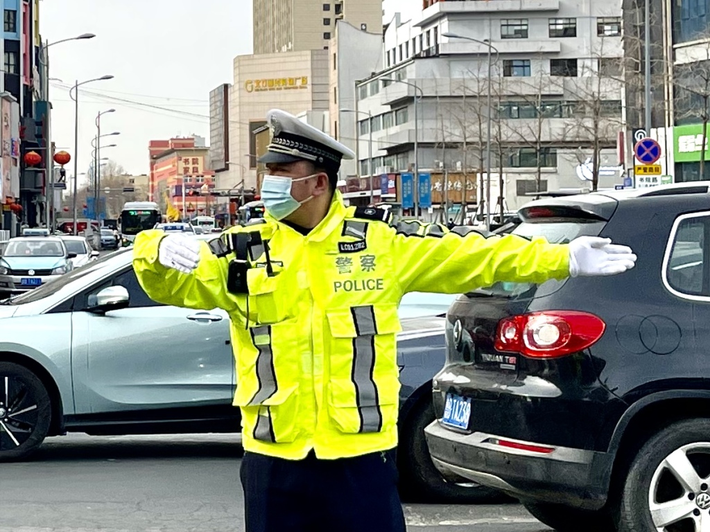 花十万进交警队当辅警图片