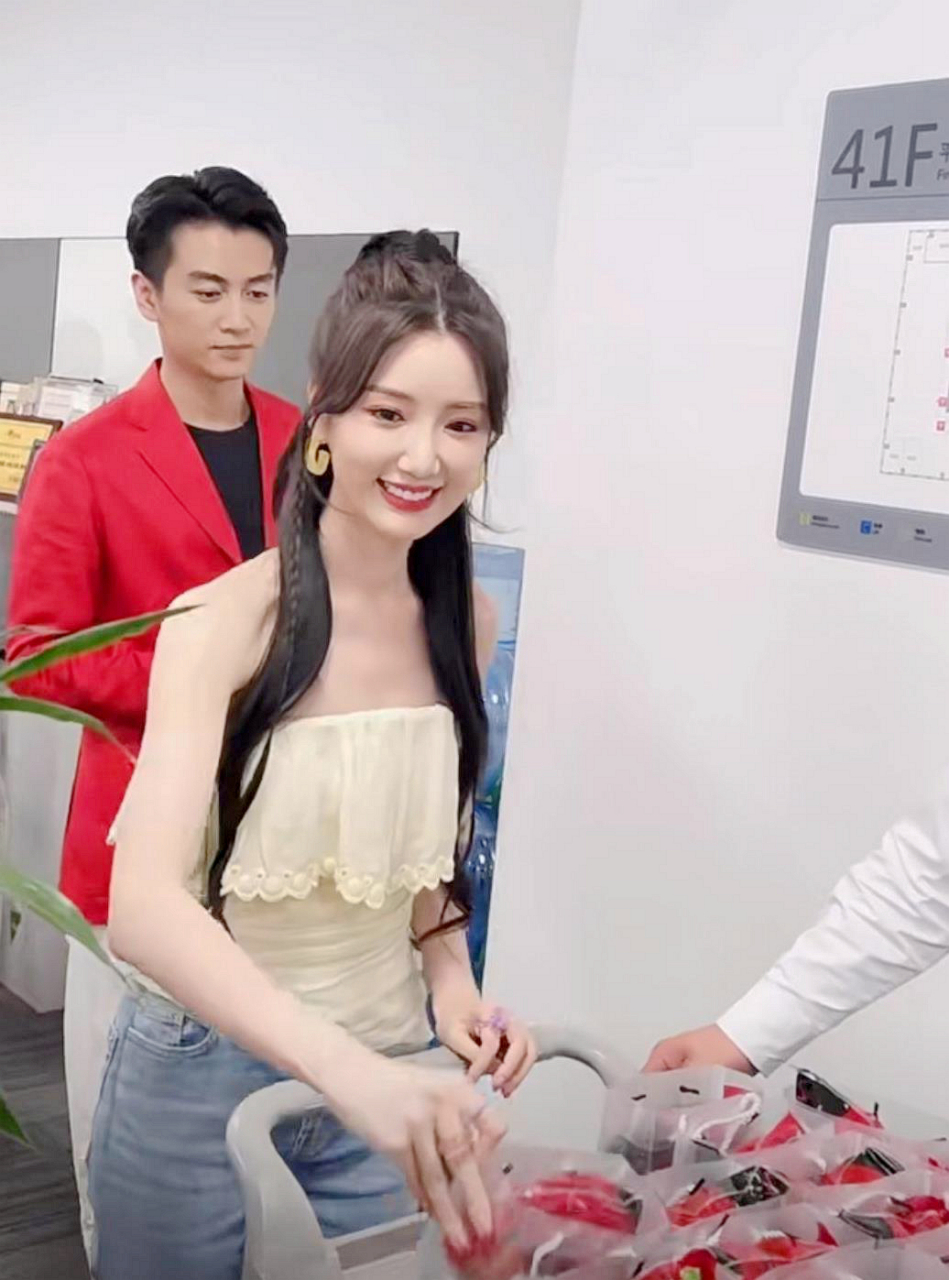 陈晓和毛晓彤一起宣传《云襄传》.