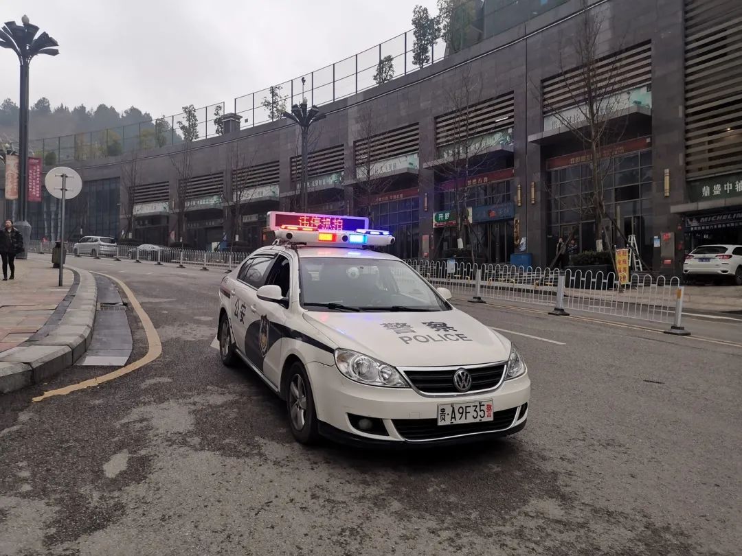 云岩交警继续启用两台移动抓拍车,将对35条道路进行抓拍