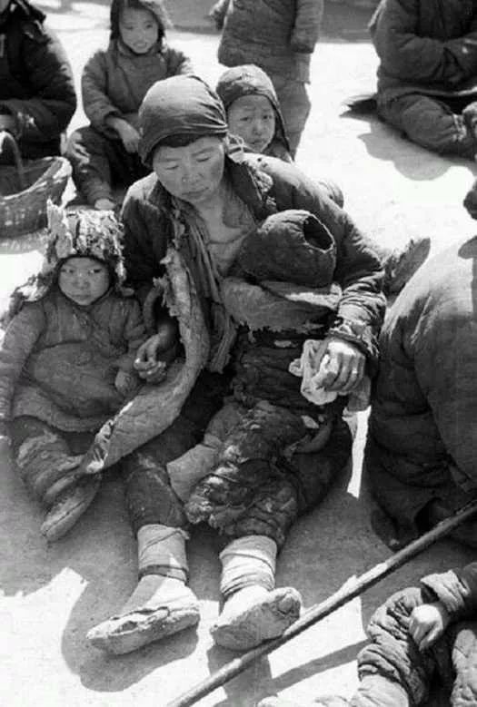 1942年河南大饥荒下,人们饿的只能吃树皮