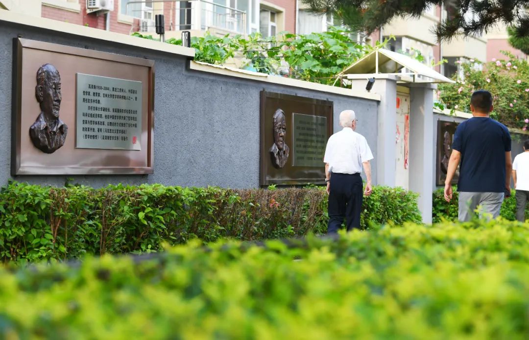 每隔几米就有一幅名人浮雕 镌刻着一个个响当当的名字 也让吕振羽,匡