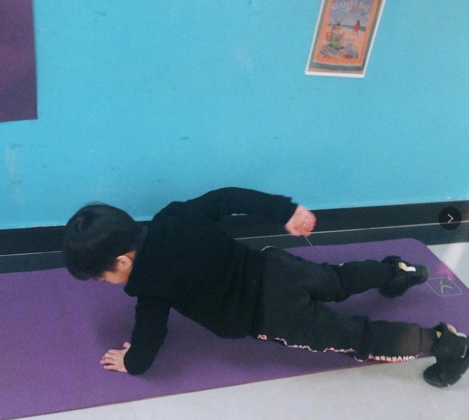 谢楠晒儿子近照,6岁吴所谓肌肉太抢眼,网友:虎父无犬子