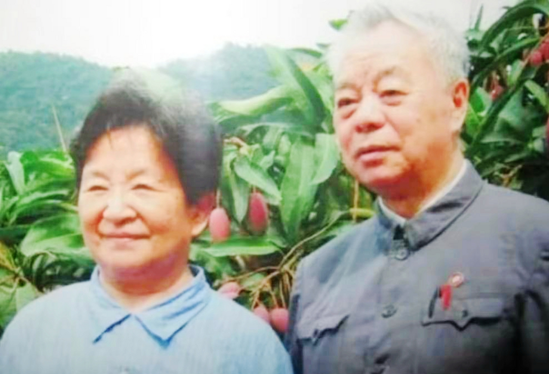 2015年,李讷和他的妻子王景清在延安一处旧宅前合影.