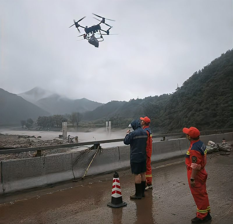 无人机巡查洪水灾情，救援人员在现场监测情况