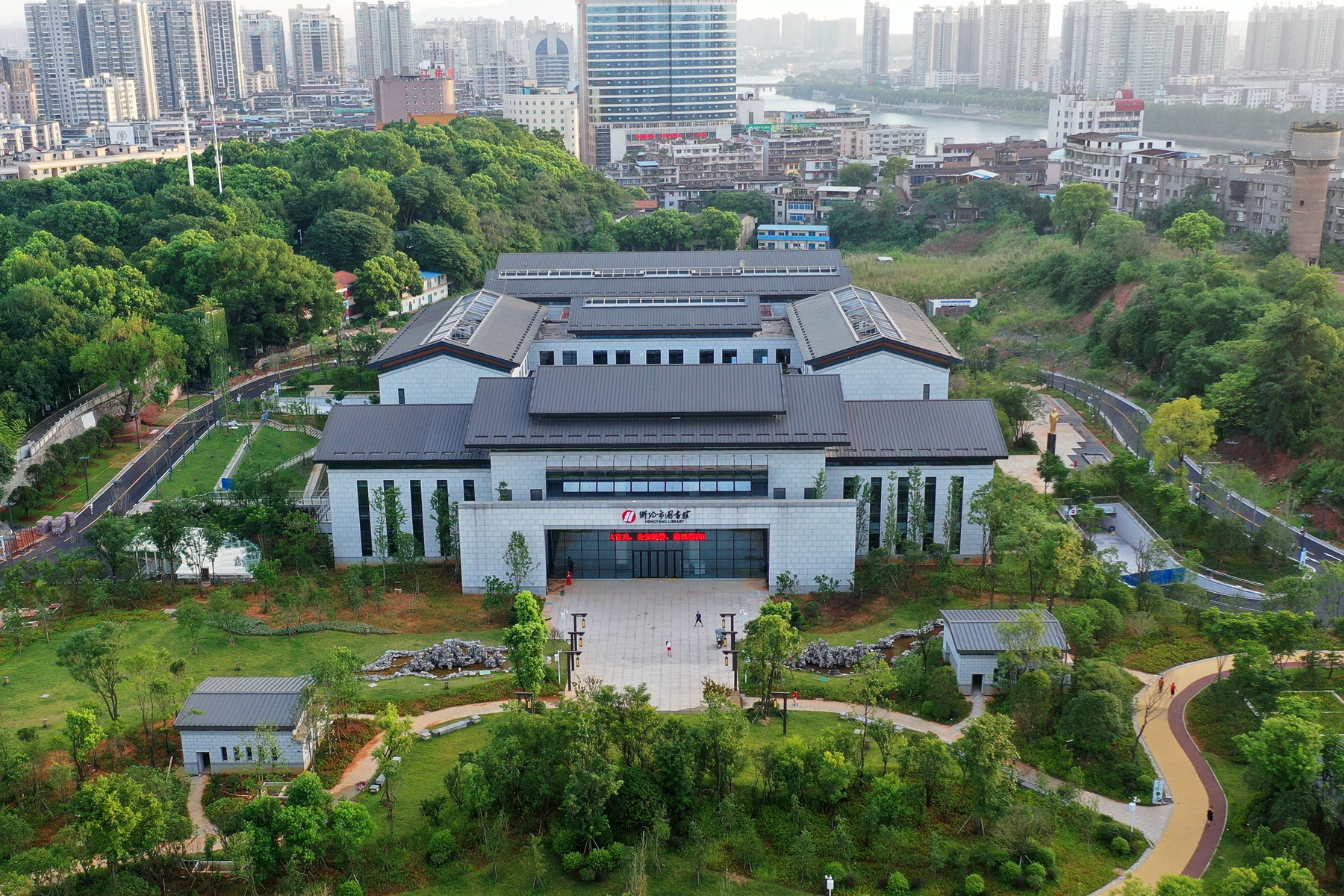 航拍总投资6亿的衡阳市新图书馆,装修及绿化已经完工