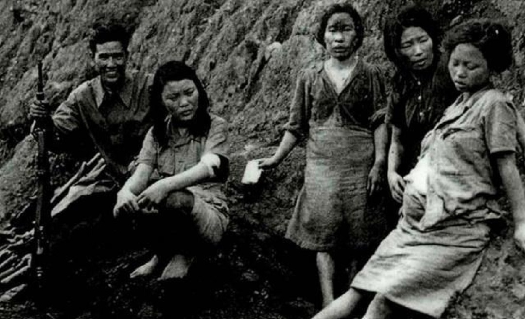 老照片展现侵华日军的暴行:图一露出罪恶嘴脸,图六的日军很无耻