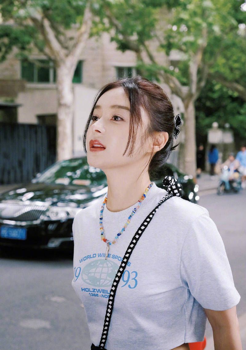 清新炫彩袁姗姗夏日穿搭引爆社交平台