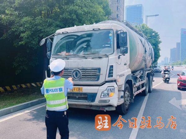驻马店交警严查大型车辆"闯禁行"