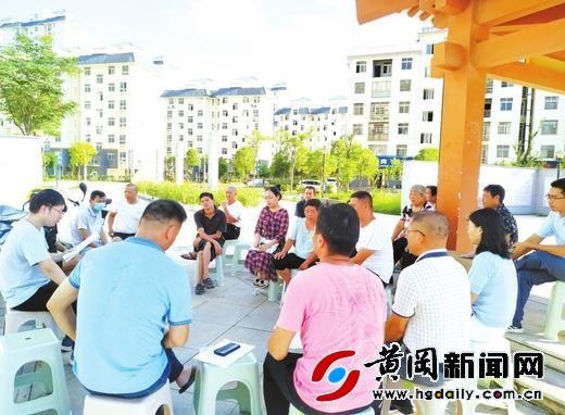 浠水县散花镇叶家桥村组织村民召开扶贫工作院子会