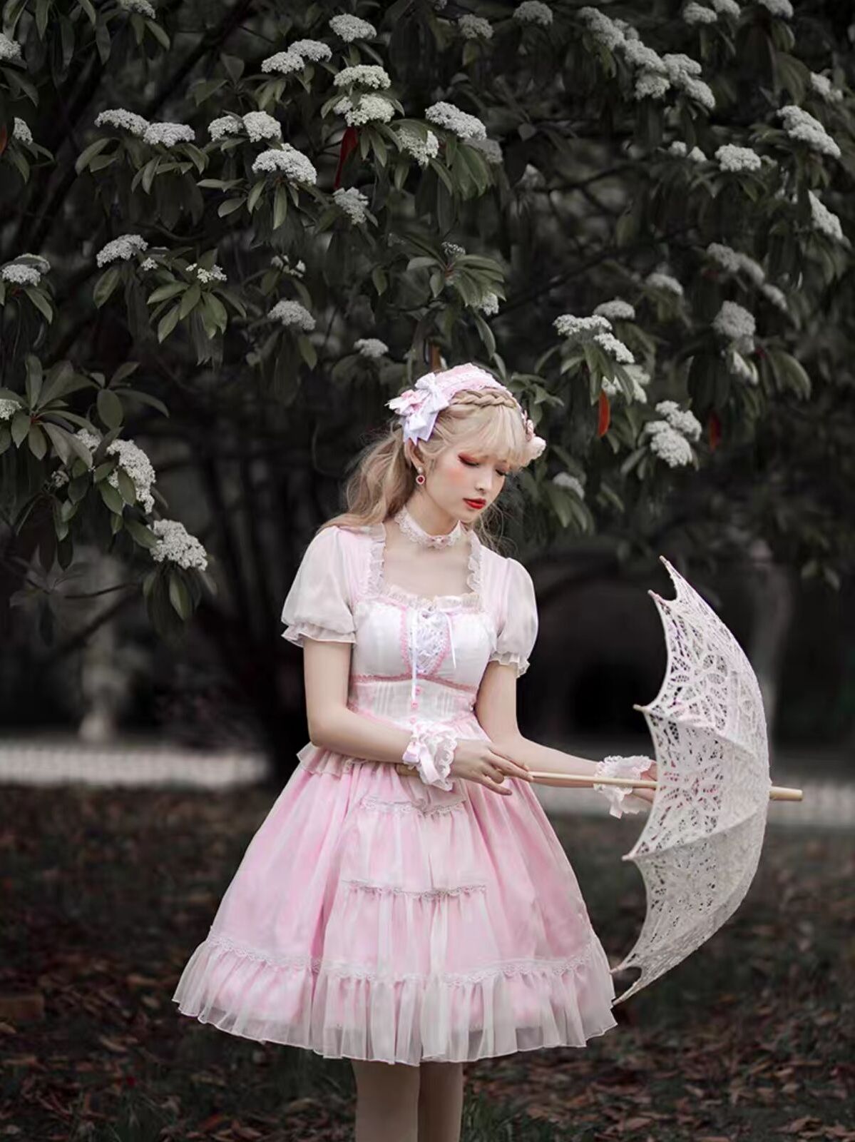 想把浅色洛丽塔穿出成熟韵味,试试"上紧下松"的版型,准没错