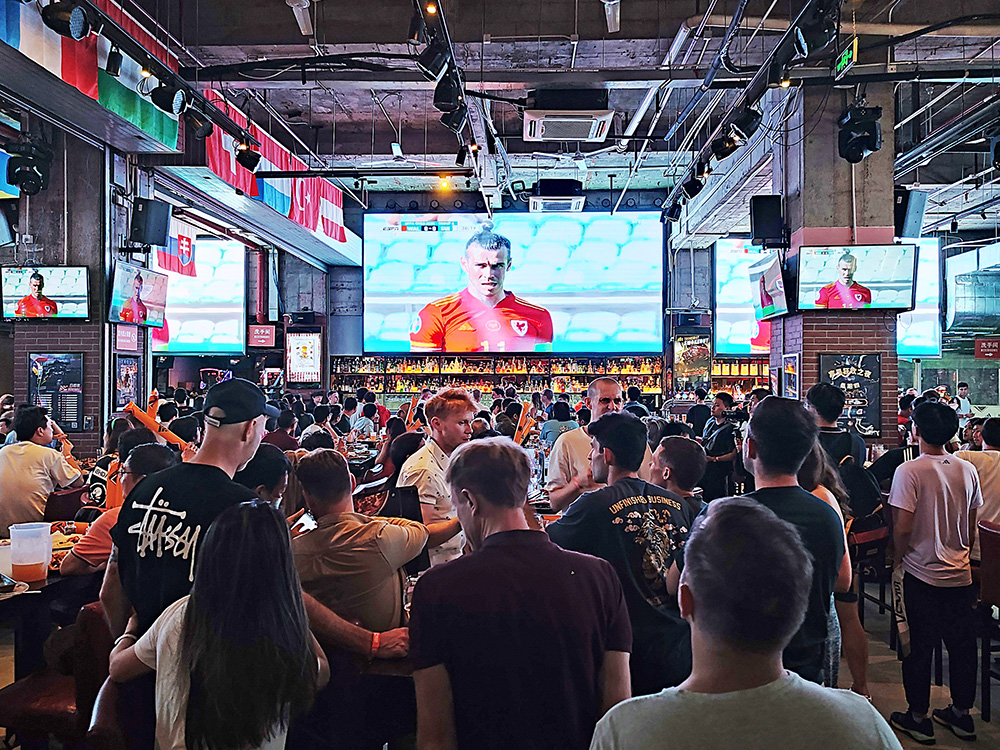 cages酒吧引来众多中外球迷,各个角落的大小屏幕实时播放欧洲杯球赛