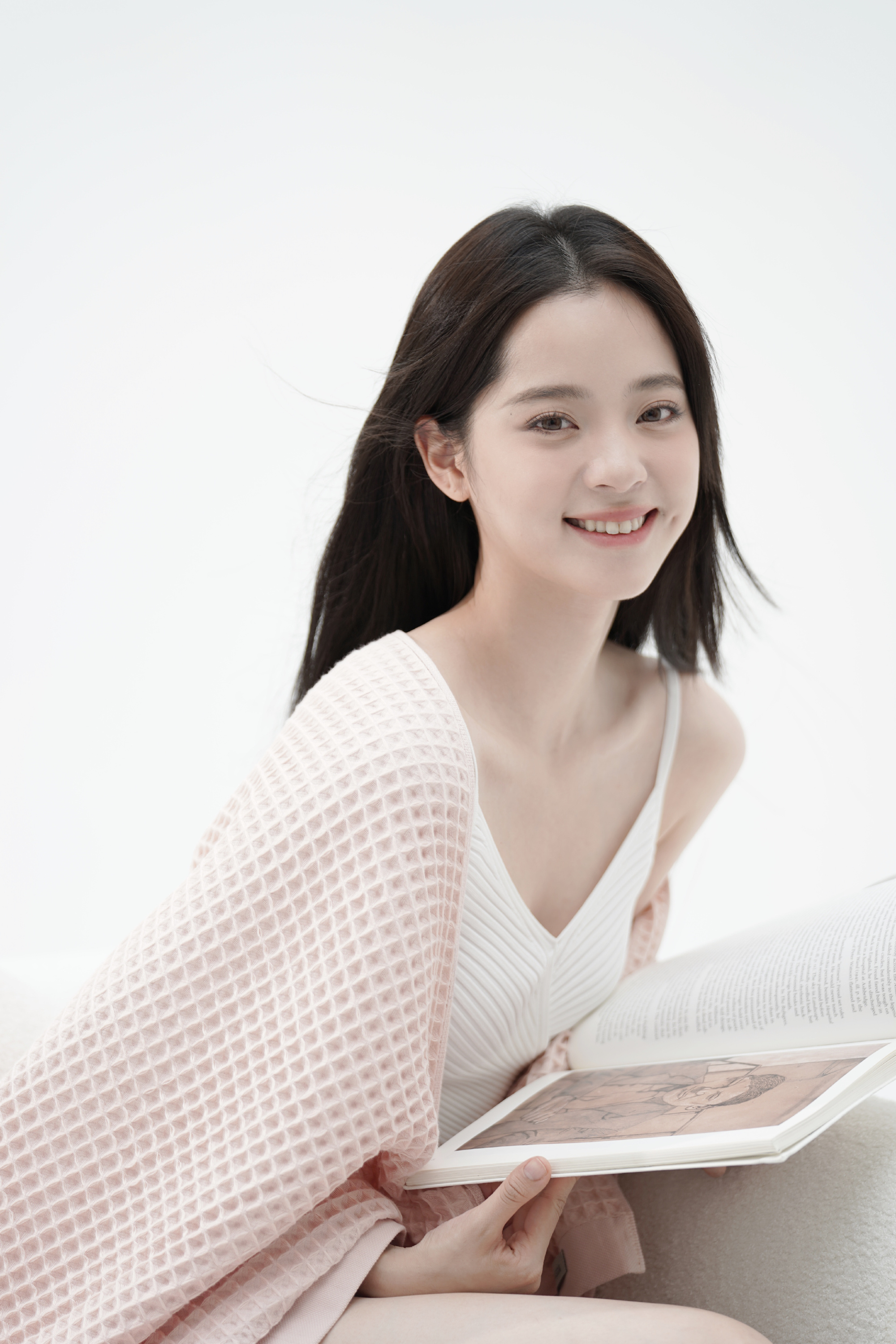 欧阳娜娜白色深v小吊带搭配浴袍 甜美迷人 散发慵懒而随性的美感