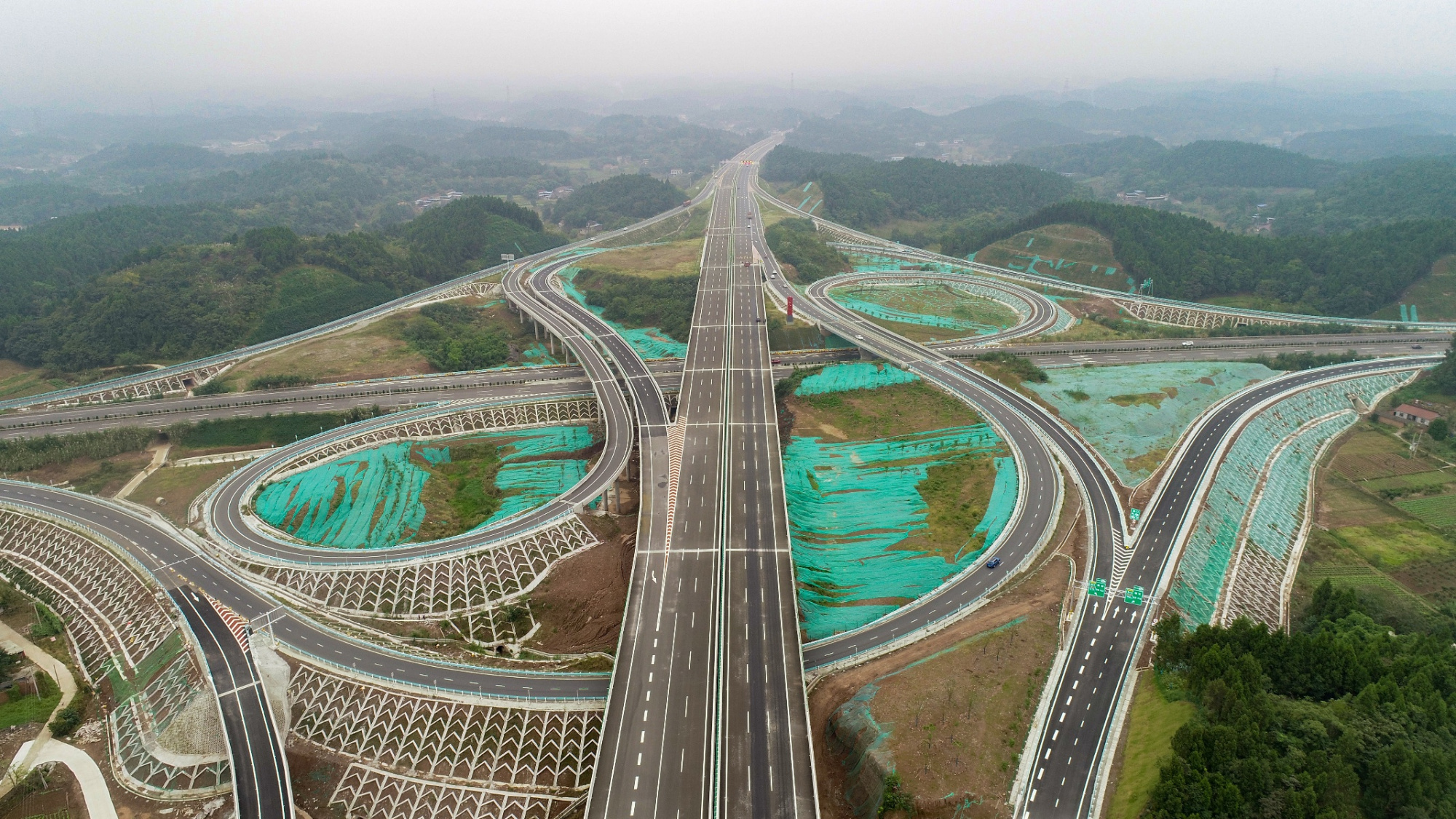 成都天府国际机场高速公路南线建成通车