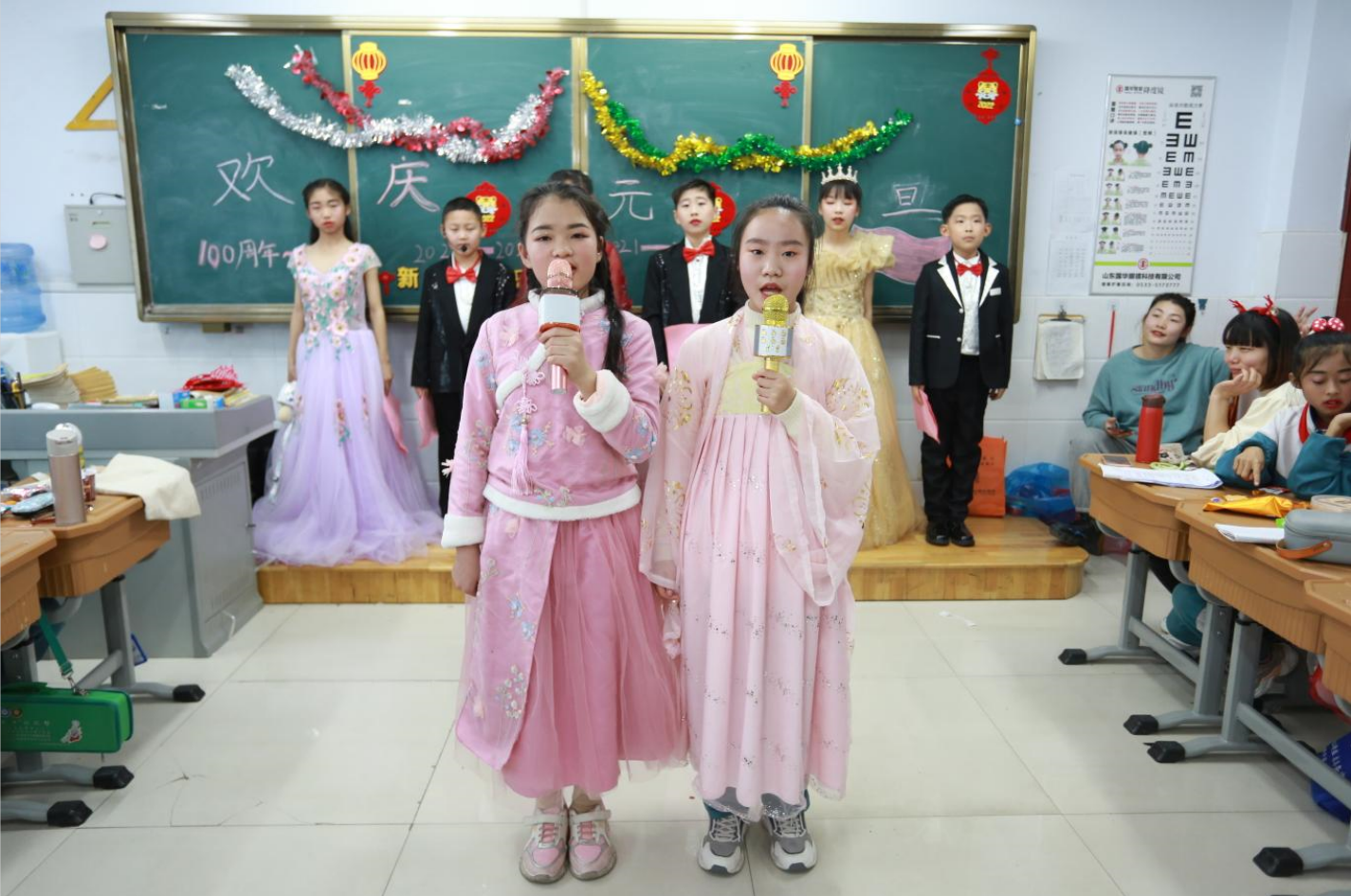 浓浓传统文化节目 绽放古典歌舞魅力——铁路小学举行庆元旦活动