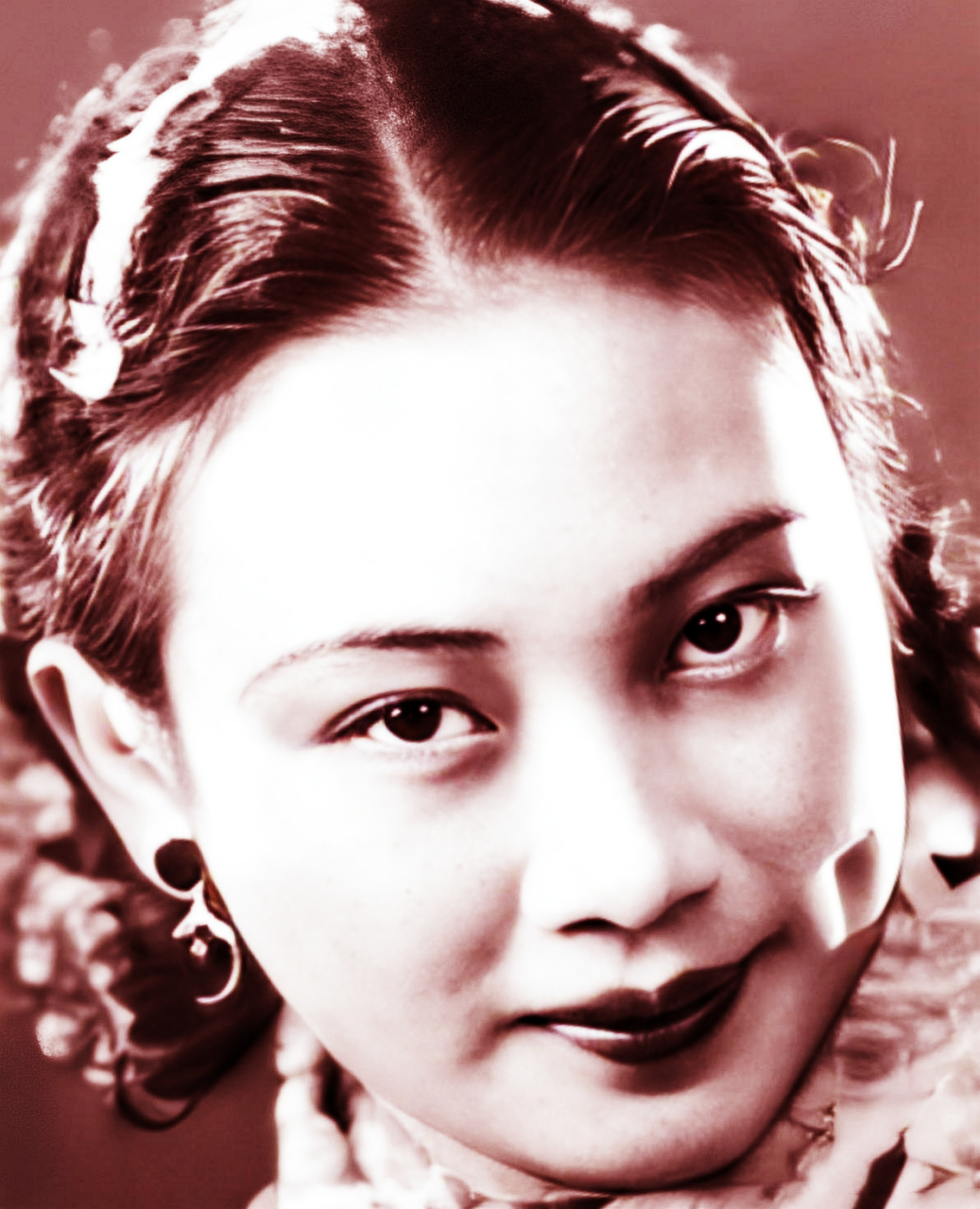 抗日战争时期,日本人找女演员胡蝶,希望她出演电影《中日友谊》,被