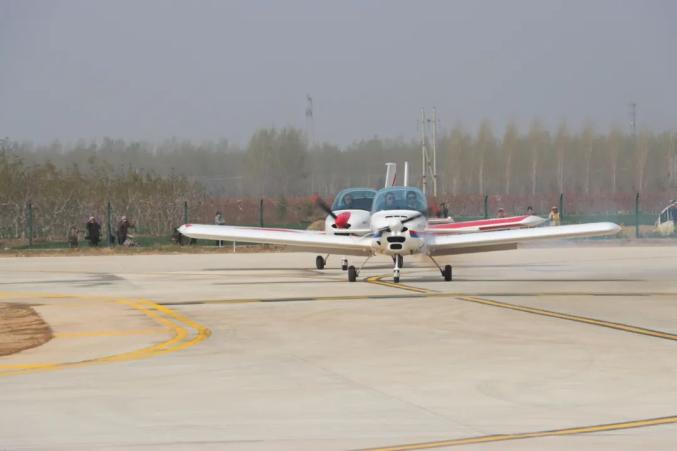 【相约梨花海】"圆梦通航 放飞梨想"威县通用机场飞机试飞活动成功