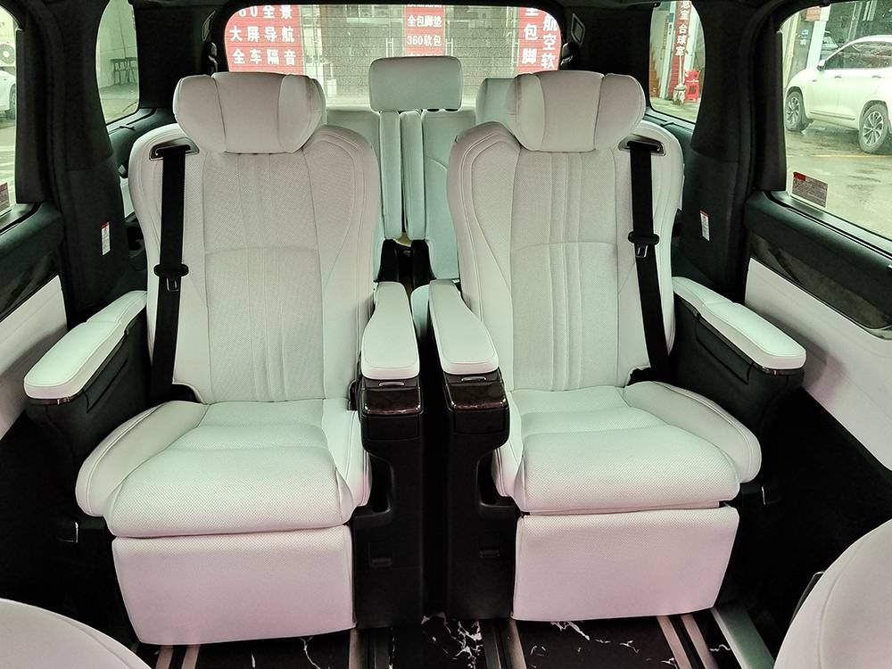 丰田埃尔法内饰改装升级雷克萨斯lm300黑白相拼兼具实用与奢华