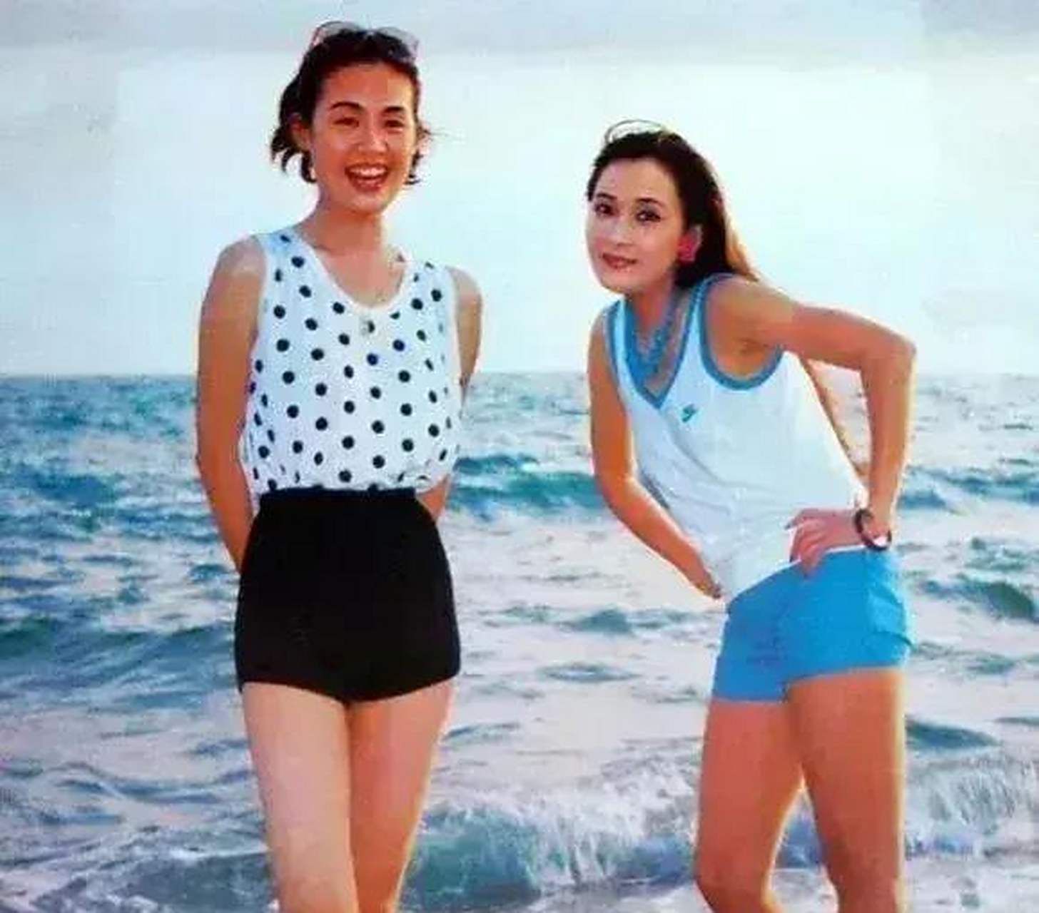 20几岁的丛珊,在海边消夏,穿在身上的泳装,漂亮端庄,不失浪漫和优 ..