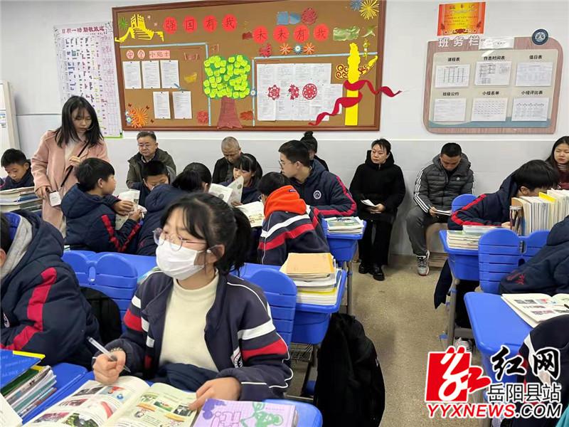 市教科院副院长张金华一行到岳阳县第一中学集英学校开展听课评课活动