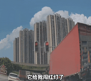 小鹏汽车智驾模式下闯红灯，车主被扣6分，官方回应：会对相应场景进行持续优化，驾驶员永远是智能辅助驾驶第一责任人-有驾
