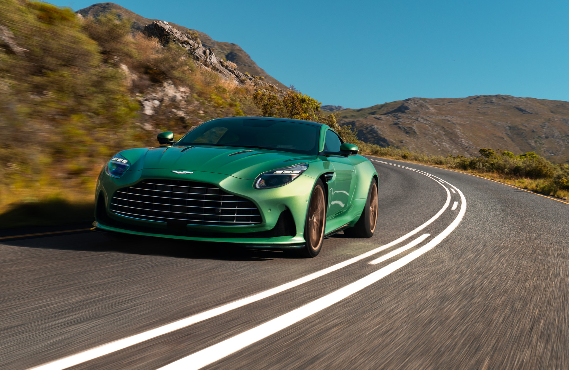 阿斯顿·马丁db12亮相,搭载v-8动力