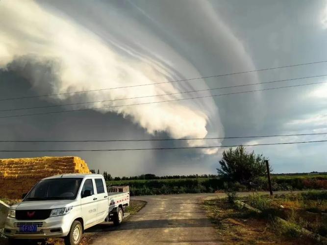 新疆出现超级单体风暴云,你是否想过,风暴云竟然如此壮观?