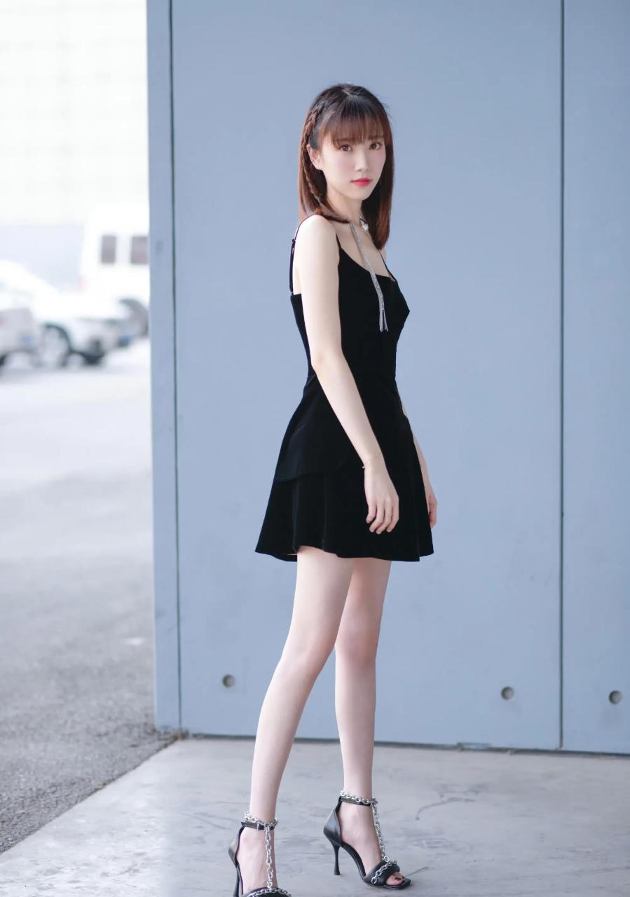 张纯烨 一字带高跟凉鞋 人生若只如初见无论多久,记得回头看看我们