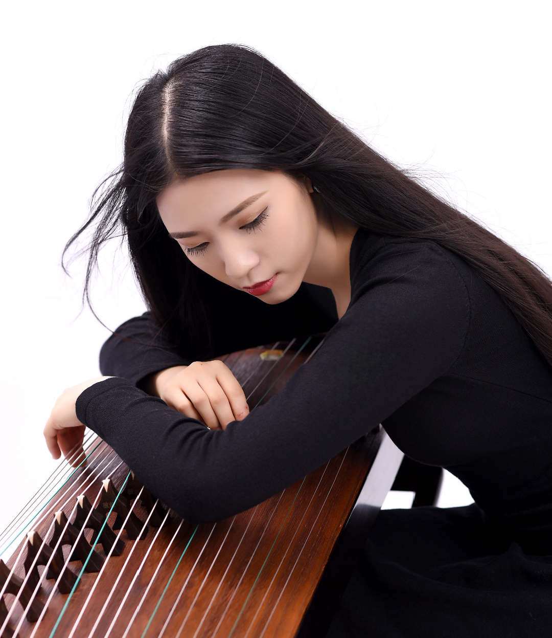 毕业于广西艺术学院,硕士,湖南省音乐家协会会员,湖南省民族管弦乐