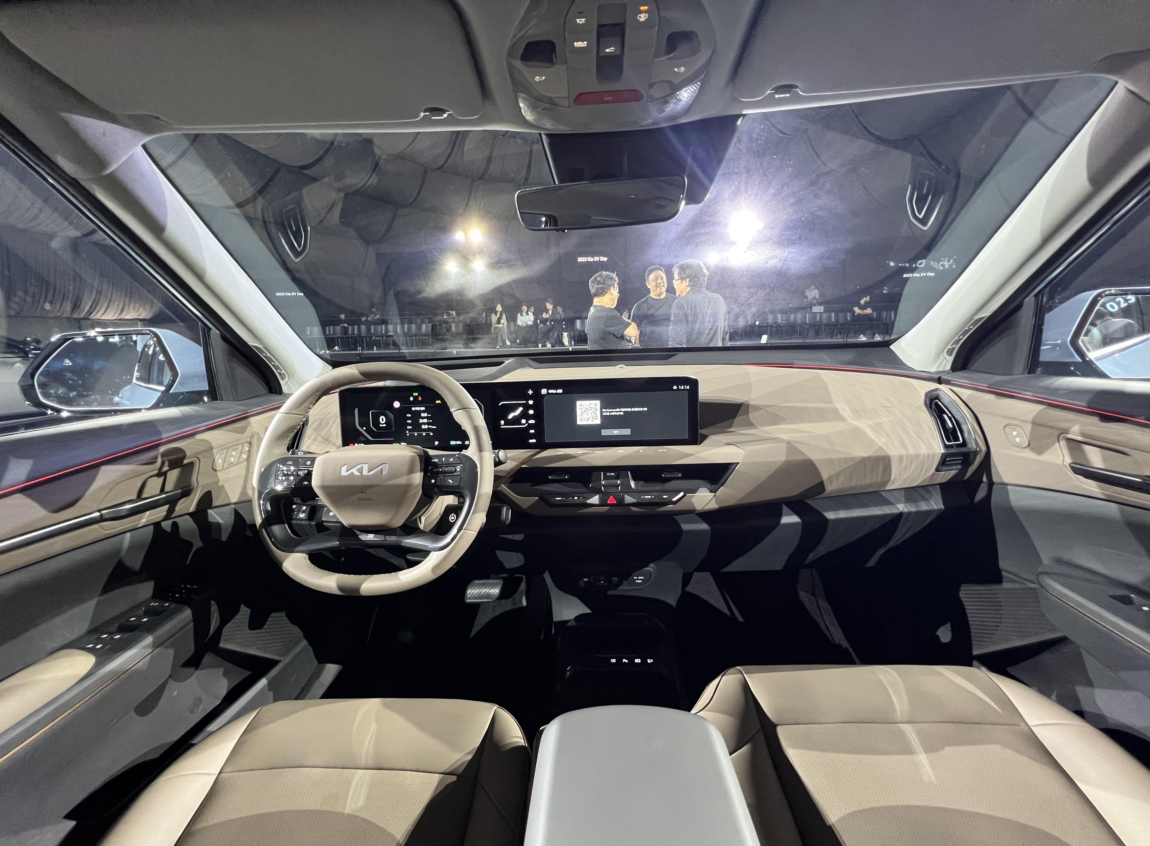 起亚旗下全新国产纯电动suv ev5车型内饰亮相,简洁而个性