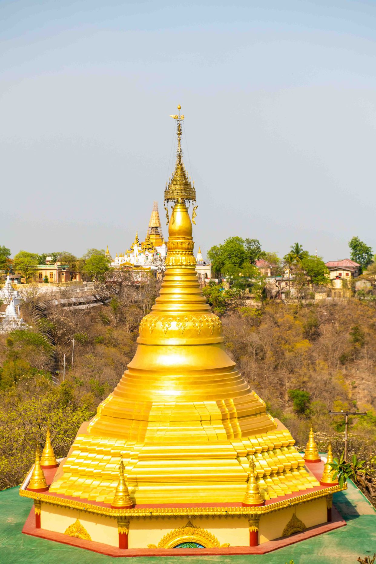 缅甸超美的建筑,修建在山上,壁画描绘了佛教故事和传统文化场景