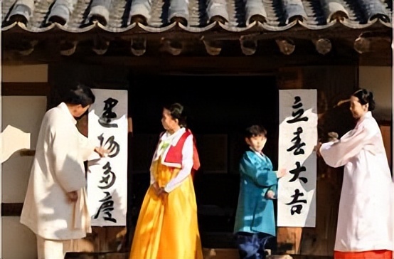 韩国春节放假3天到初二,他们也贴春联,不过是白色的