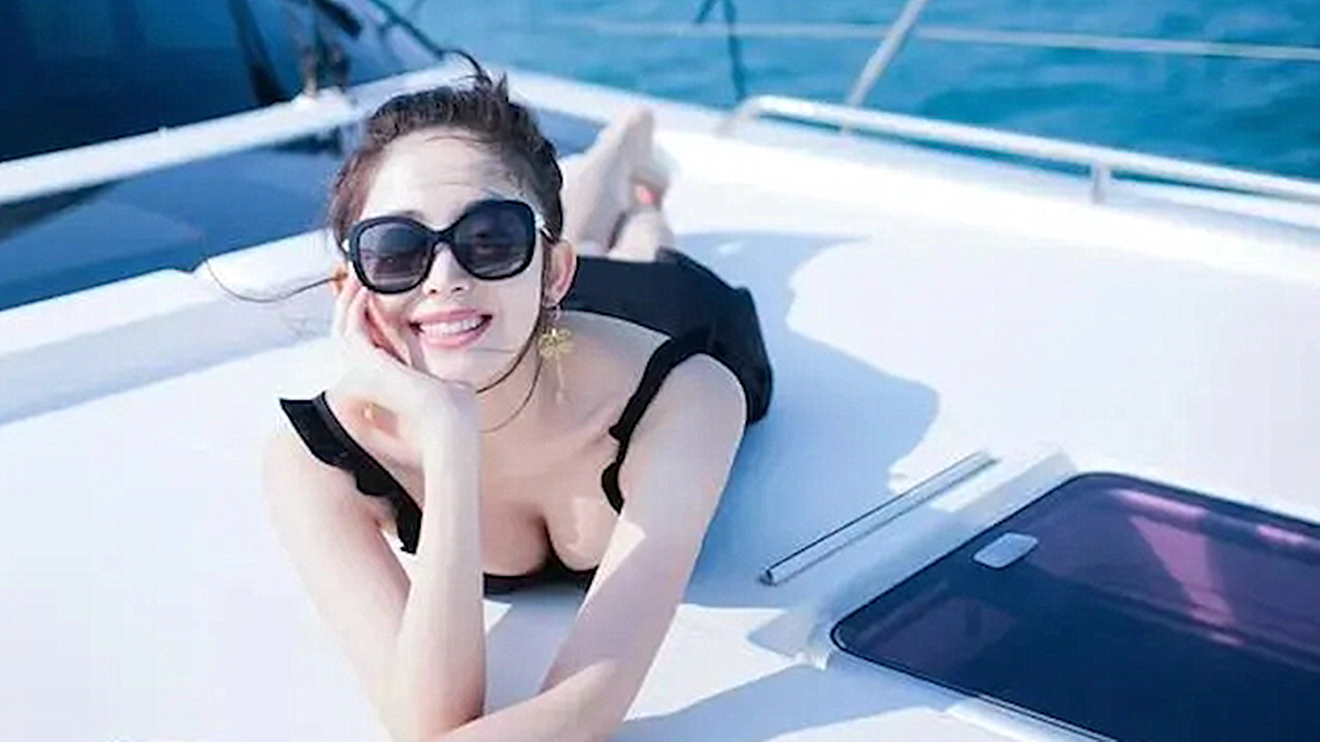 古力娜扎坐游艇晒泳装照,看到她趴下时,网友:哪个男人能不爱!