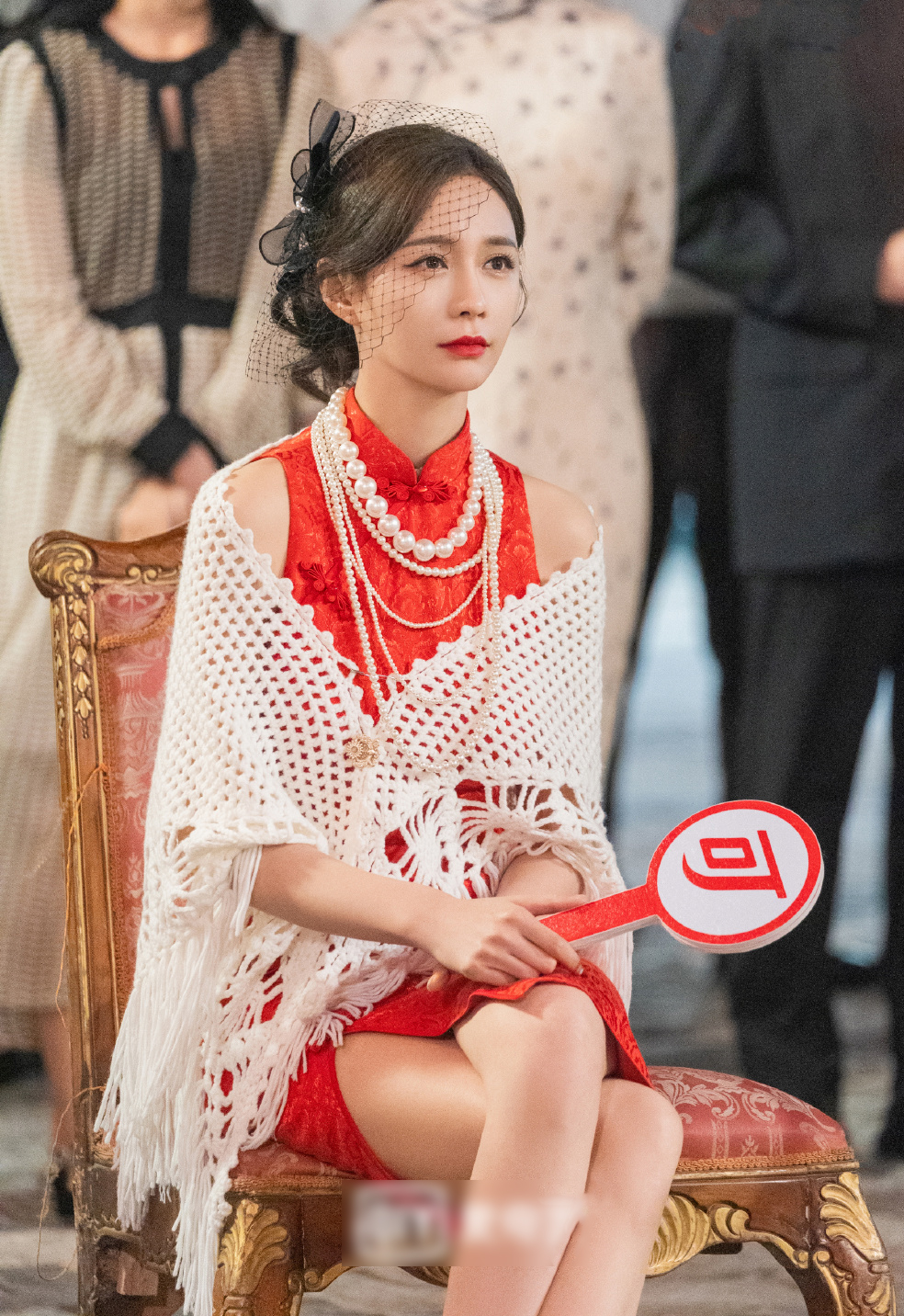 沈梦辰为了秀腿真拼,穿短款旗袍还开高叉,珍珠项链一颗比一颗大