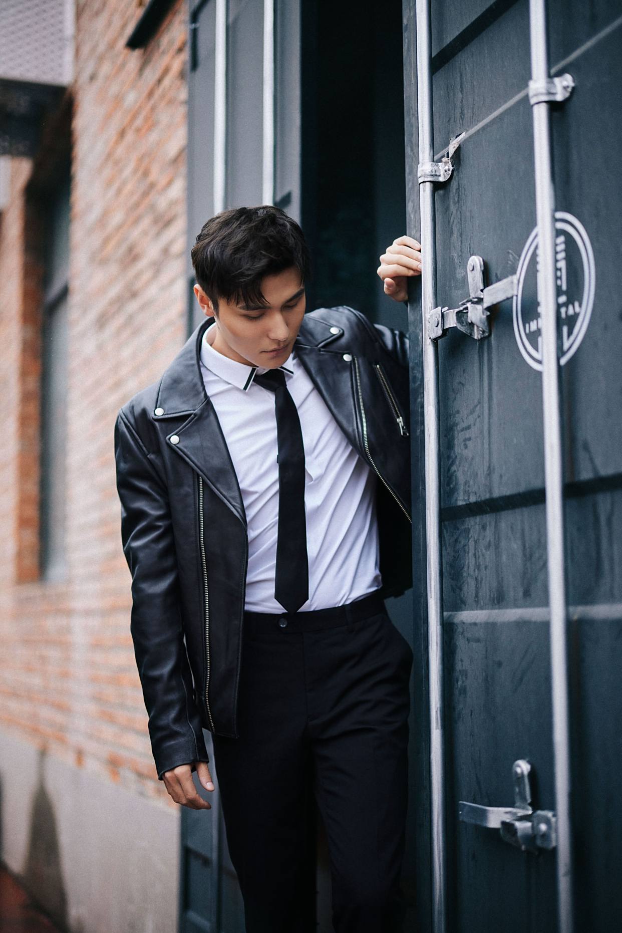 陈昊最新写真释出 网友:行走的荷尔蒙!