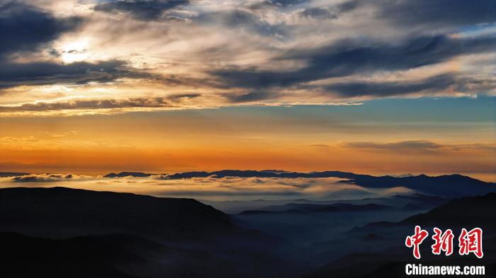 兰州榆中琥珀色落日在云海里翻滚