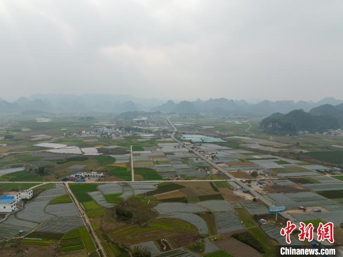 航拍"十大最美农村路"广西柳州市渡村至成团公路